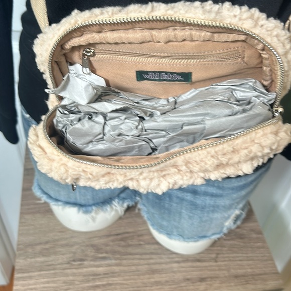 NWT WILD FABLE FAUX FUR WAIST BAG IN CREAM - Picture 5 of 6
